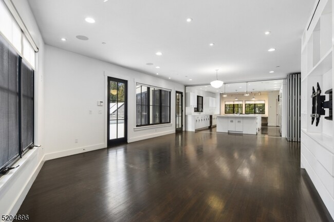 Building Photo - 60 Fernwood Rd