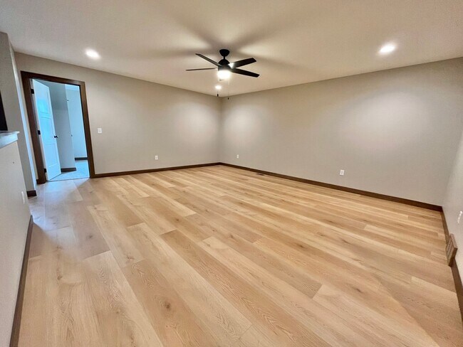 Building Photo - 5 Bed/2.5 Bath Twinhome For Rent!!