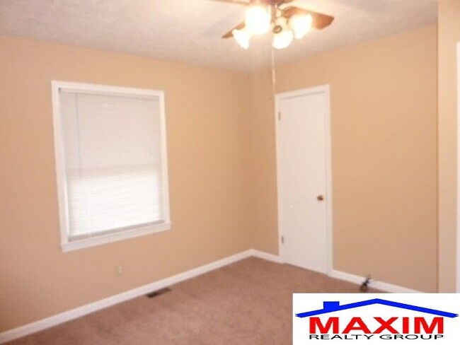 Building Photo - Move-in special offer!!!  Huge house - over 2,200 sqft convenient location and private backyard $...