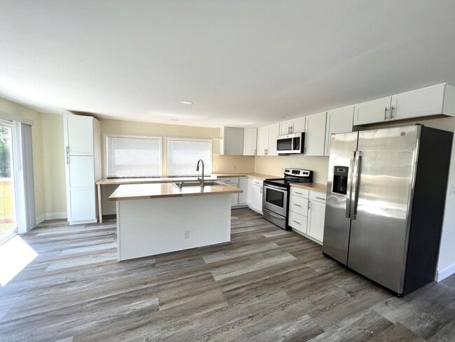 Building Photo - FIRST MONTHS RENT FREE!!! 5 ACRES OF PARAD...