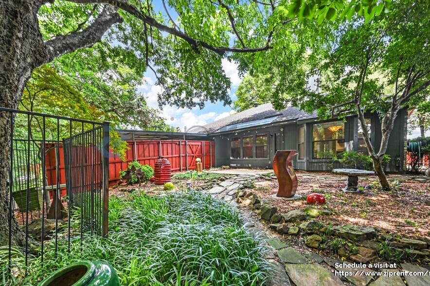 Building Photo - 2029 Oakglen Dr