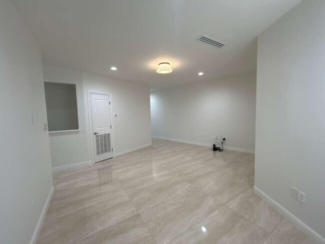 Building Photo - 2110 Bermuda Dr
