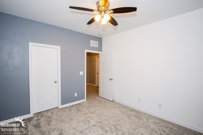 Building Photo - Stunning 3Bdm 2.5Ba Row Home in a Gated Co...