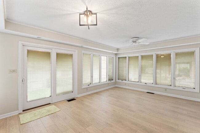 Building Photo - Beautiful renovated home in Schnitzelburg