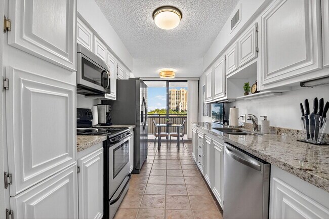 Building Photo - 3400 N Ocean Dr