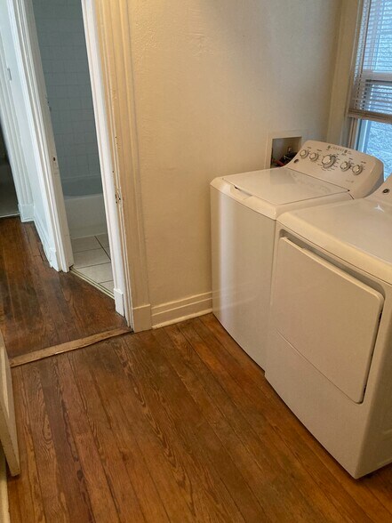 Laundry Room - 1825 W Addison St