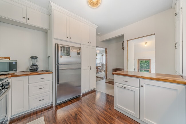 Building Photo - 1436 W Prospect Ave