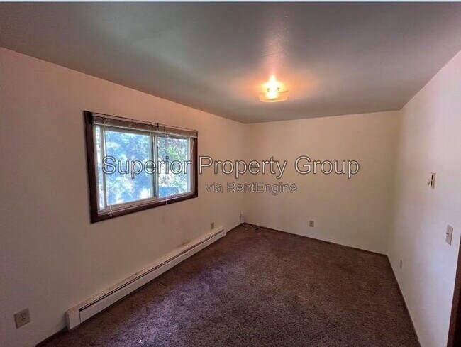 Building Photo - 714 N Oak St