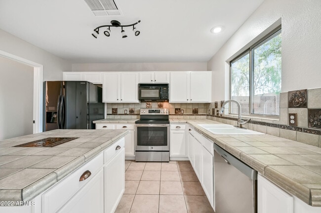 Building Photo - 4036 E Melinda Ln