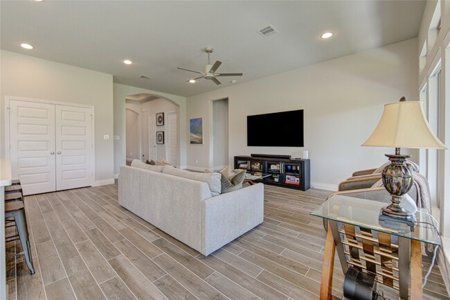 Building Photo - 1930 Creekwood Cv