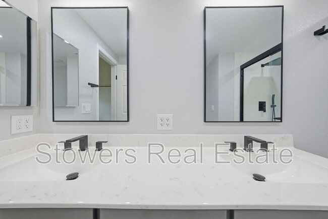 Building Photo - 350 Bellflower Dr