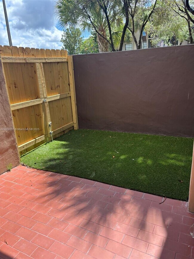 Building Photo - 10865 SW 112th Ave