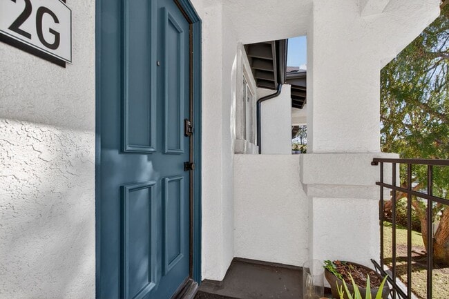 Building Photo - Elegantly Furnished Coastal Condo with Mountain Views