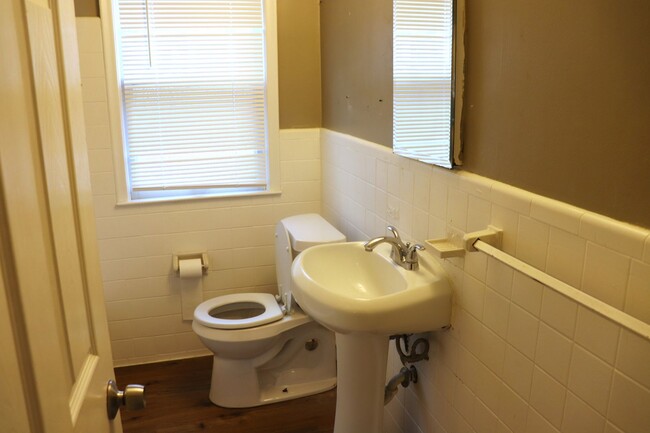 Building Photo - Spacious 3 Bedroom - 1 Bath - Redford - $1...