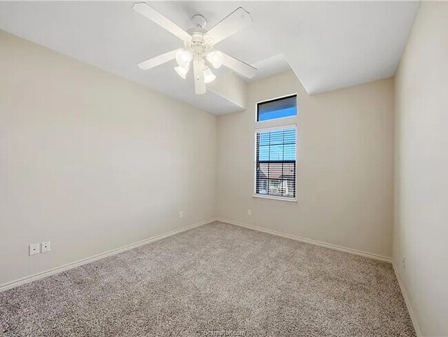 Building Photo - Texas A&M Living at Its Best – Newly Remodeled 4BR/4BA in The Barracks