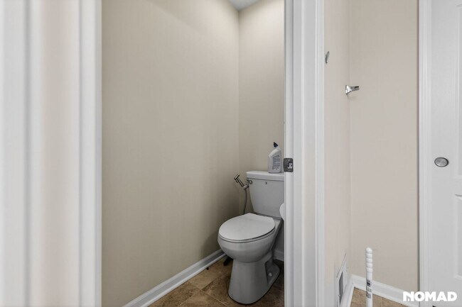 Building Photo - 2851 Fairgrove Cres