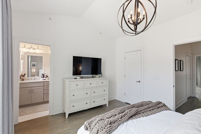 Building Photo - $500 RENT CREDIT if Leased by SEPT 1ST. Location, location, location! Modern Turnkey Townhome Ste...