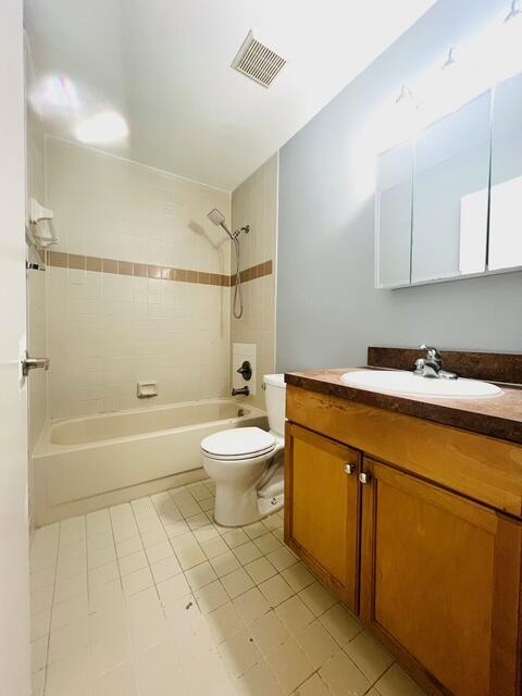Building Photo - 1535 Meadows Cir W