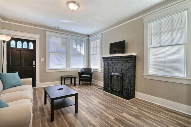 Building Photo - Large 2BR/1BA Downtown House Steps From Daffin Park