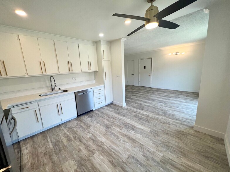 Building Photo - 3359 Mentone Ave