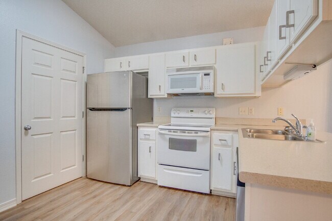 Building Photo - Northeast Pensacola 2 R, 2BA Home Near UWF with LVP Flooring, Large Sunroom, Spacious Lot & Backy...