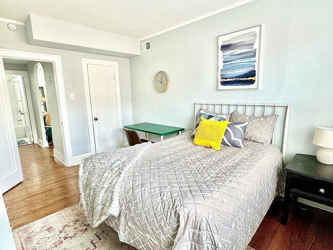 Building Photo - 4928 Lindenwood Ave