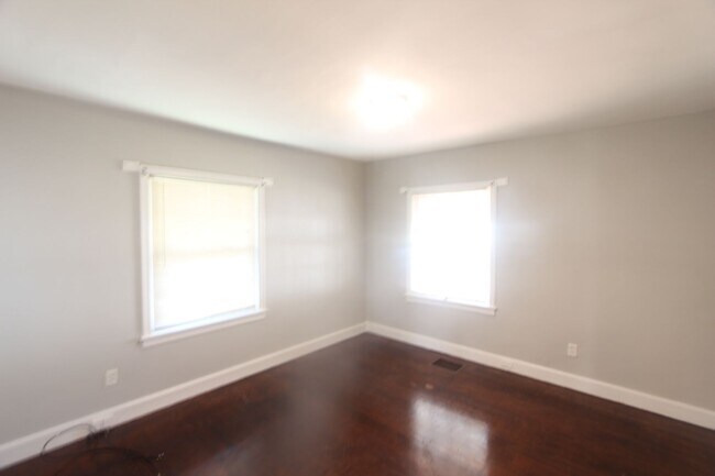 Building Photo - New On The Market with Fresh Updates!! Bet...