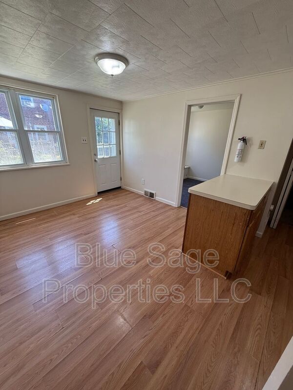 Building Photo - 1427 Simpson St