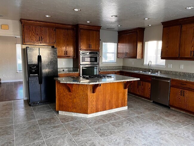 Building Photo - 143 Katherine Ave