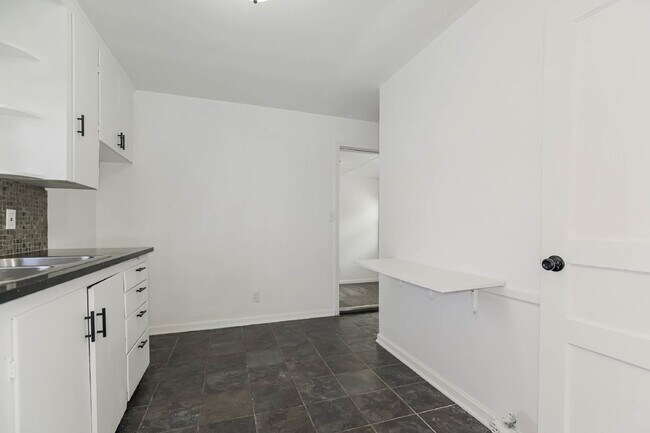 Building Photo - Charming 4-Bedroom Home in Kansas City, MO...