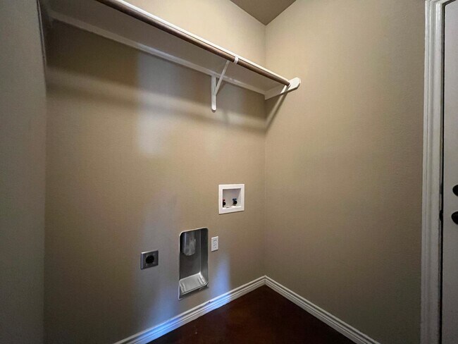 Building Photo - AVAILABLE NOW:  3 bedroom house