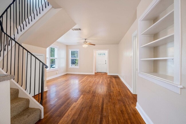 Building Photo - 937 E 52nd St