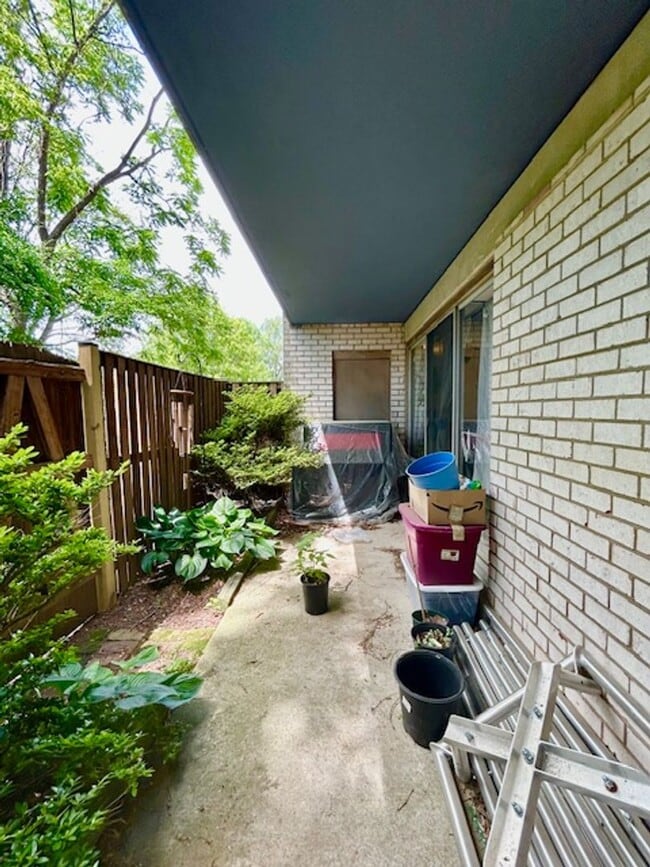 Building Photo - Spacious 1 BR 1BA split-level condo. Most ...