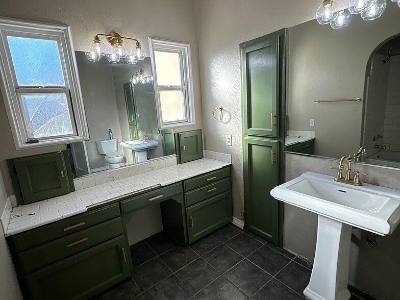 Building Photo - 575 N Yosemite Ave