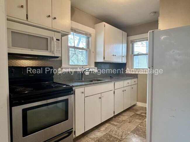 Building Photo - 2 Bedroom Open Floorplan Steps from Downtown Royal Oak!