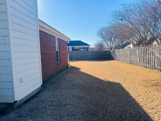 Building Photo - 4 Bedroom 2 Bath in Deer Creek