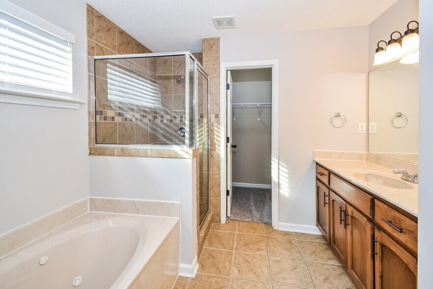 Building Photo - 7860 Ridgedale Dr
