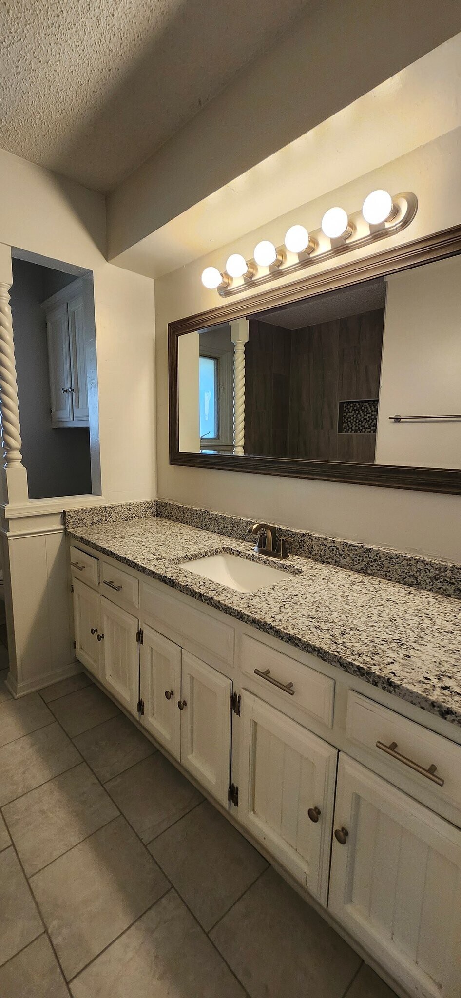 Building Photo - 3517 N Glenoaks Dr