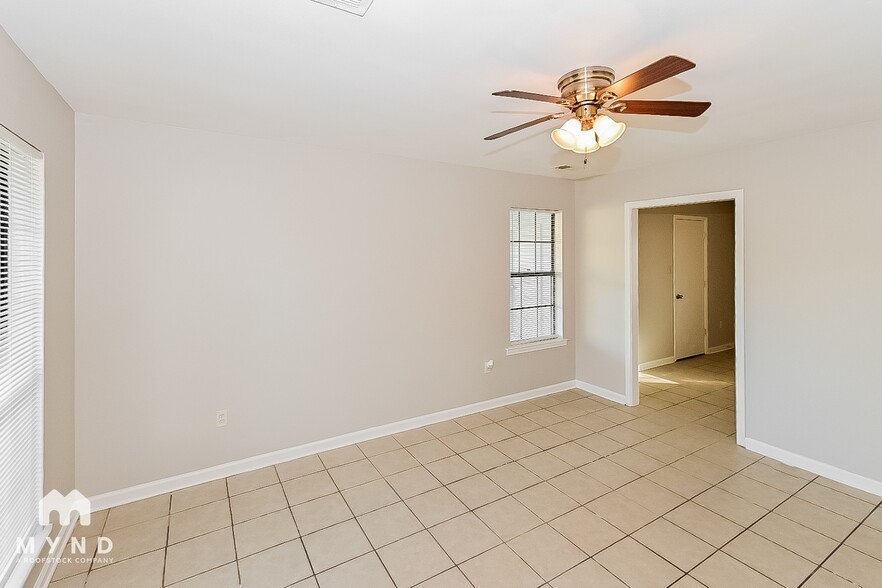 Building Photo - 10571 Chateau Dr