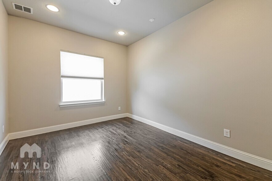 Building Photo - 2805 Lindale Dr