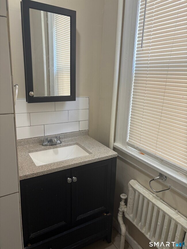 Building Photo - 252 Maplewood Ave