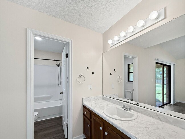 Building Photo - Charming Navarre Home with Hardwood Floors...