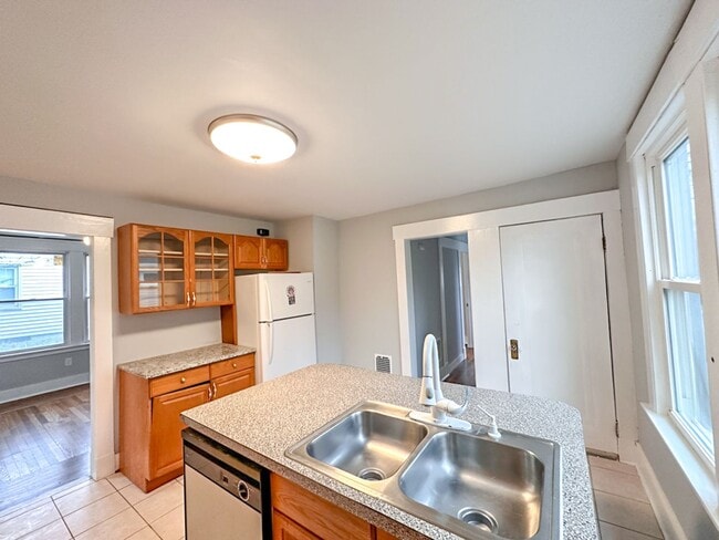 Building Photo - Lovely 3-bed Single Family Home in Hamden! Gorgeous Hardwood Floors throughout!