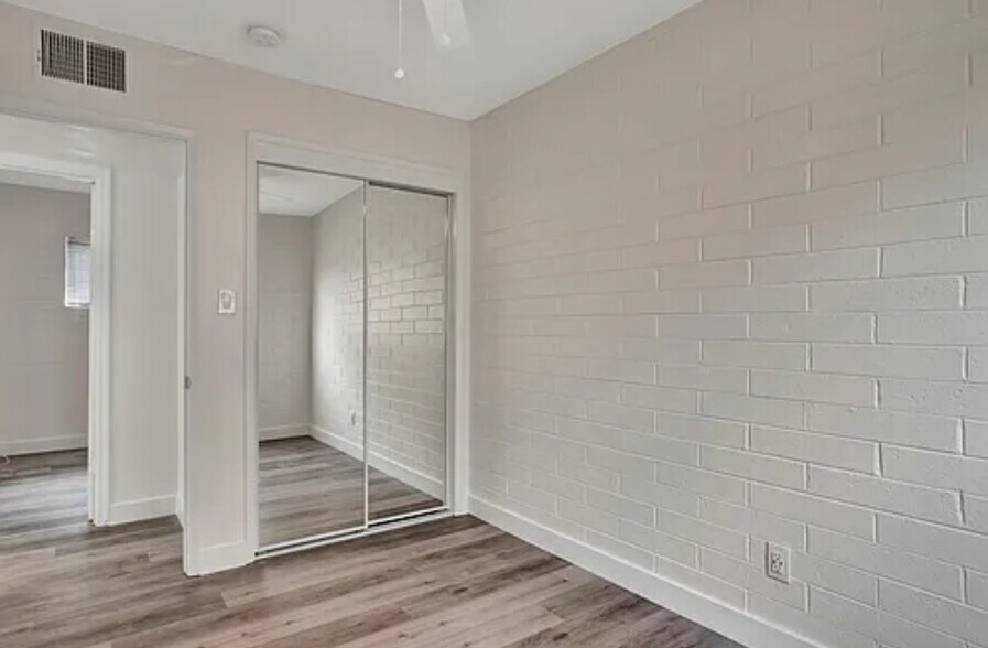 Building Photo - 2715 E Oak St