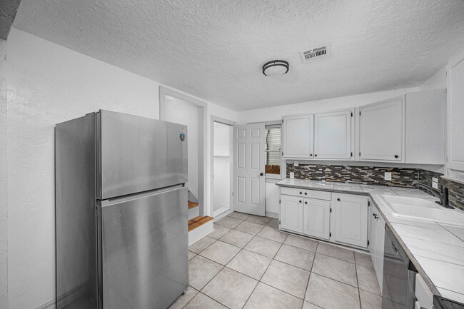 Building Photo - 1925 NW Oak Ave