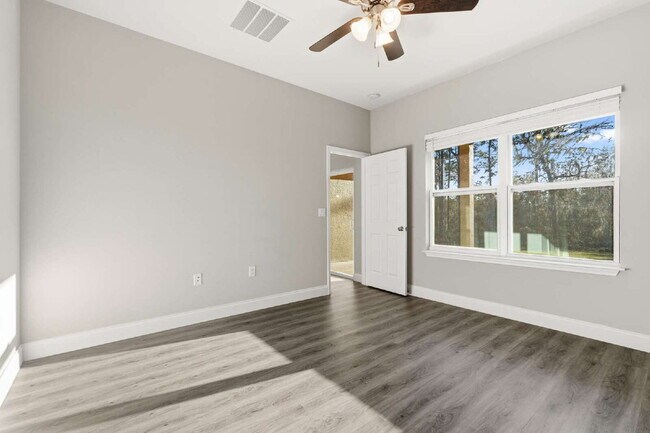 Building Photo - Nearly New 4BR Home Available Now in SW Ocala