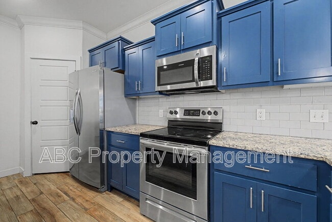 Building Photo - 3213 SW Hillstone Ave