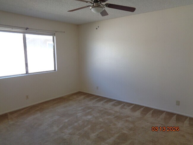 Building Photo - VanDam/Desert