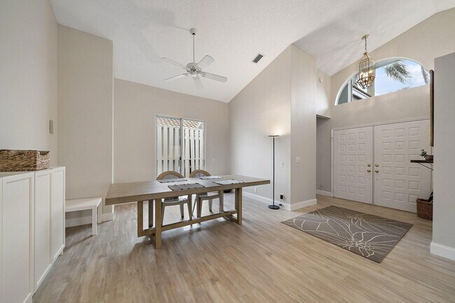 Building Photo - 6866 Briarlake Cir