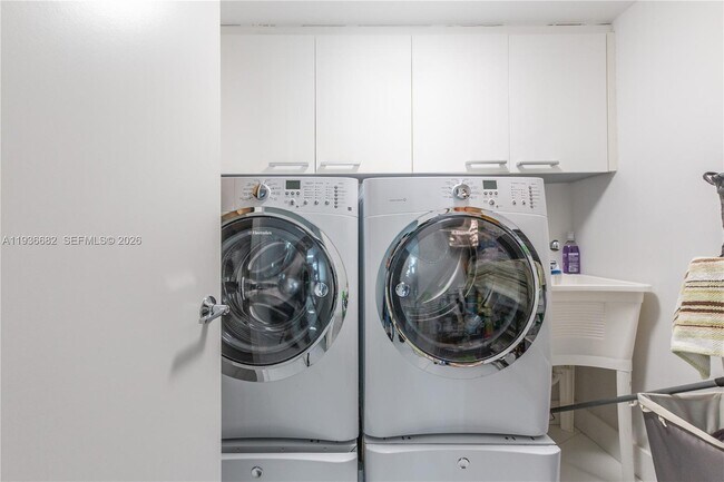 Building Photo - 17201 Collins Ave